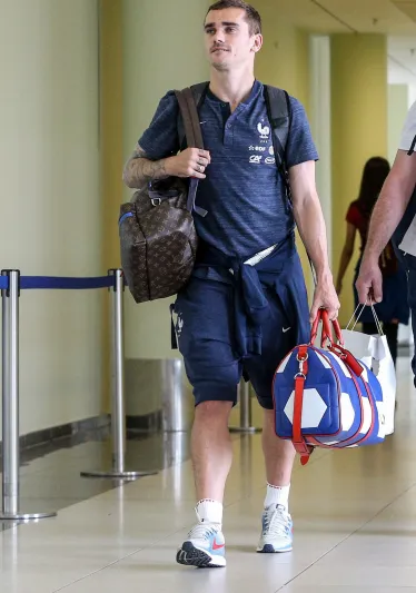 تعرف على تشكيلة حقائب Louis Vuitton التي يحملها المنتخب الفرنسي