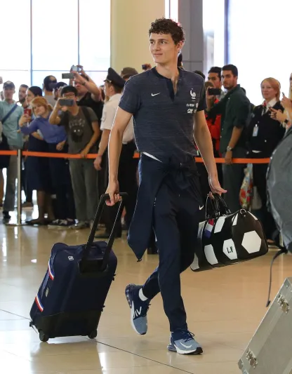 تعرف على تشكيلة حقائب Louis Vuitton التي يحملها المنتخب الفرنسي