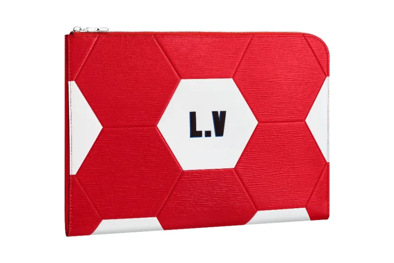 تعرف على تشكيلة حقائب Louis Vuitton التي يحملها المنتخب الفرنسي