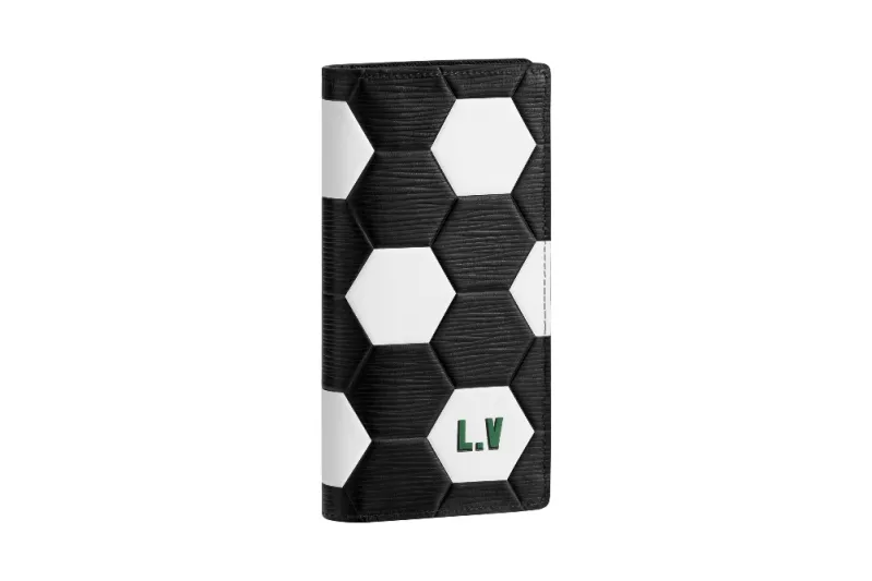 تعرف على تشكيلة حقائب Louis Vuitton التي يحملها المنتخب الفرنسي