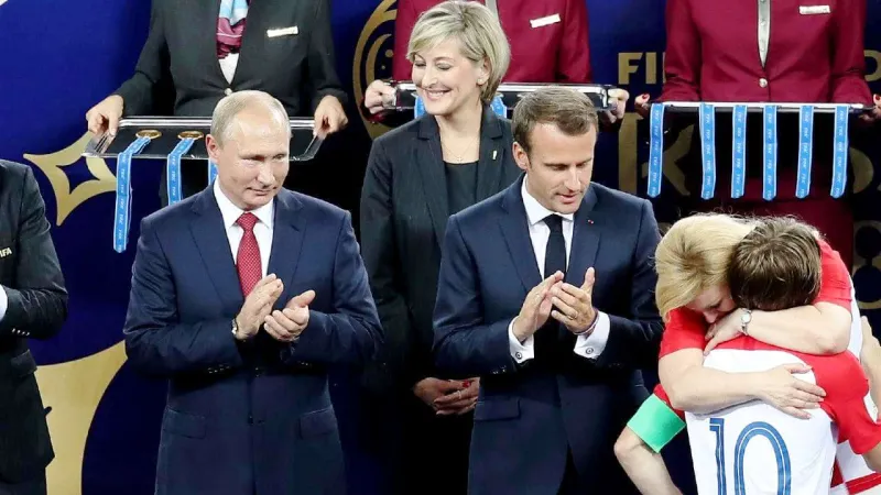 هل ساعدت هذه السيدة بوتن في سرقة ميدالية ذهبية بالمونديال ؟ (فيديو)