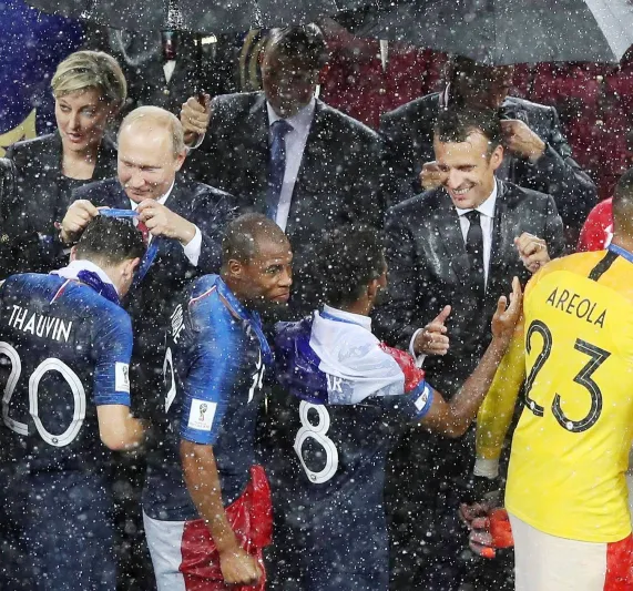 هل ساعدت هذه السيدة بوتن في سرقة ميدالية ذهبية بالمونديال ؟ (فيديو)