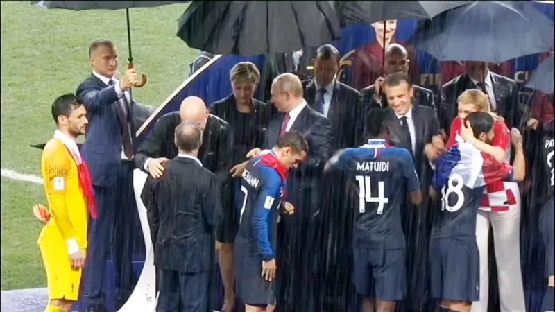 هل ساعدت هذه السيدة بوتن في سرقة ميدالية ذهبية بالمونديال ؟ (فيديو)