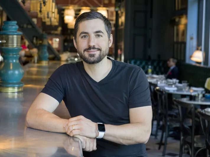 كيفن روز.. كيف بدأ طريقه في عالم الأعمال والتكنولوجيا؟