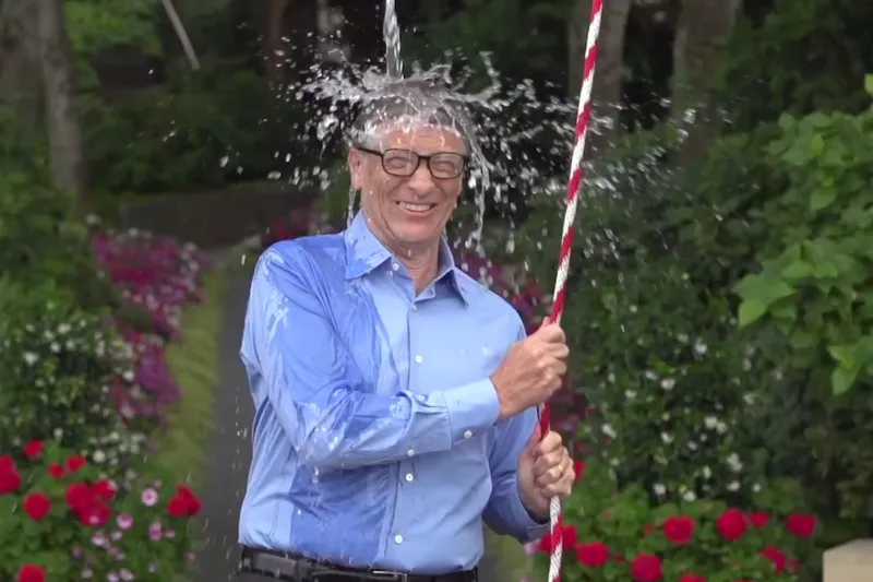 بعد دلو الثلج والمنيكان.. تحدى جديد يغزو مواقع التواصل ويصل الخليج (فيديو وصور)