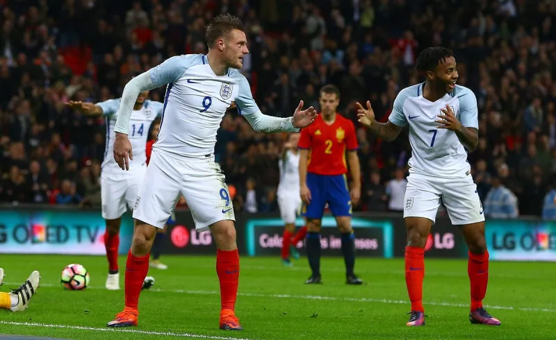 بعد دلو الثلج والمنيكان.. تحدى جديد يغزو مواقع التواصل ويصل الخليج (فيديو وصور)