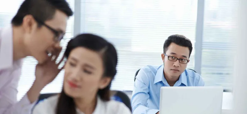 الثرثرة والنميمة في شركتك.. تحكّم بها قبل أن تدمر بيئة العمل (إنفوجراف)