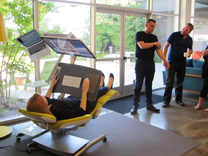 مكتب ذكي يساعد على العمل براحة غير مسبوقة (فيديو)