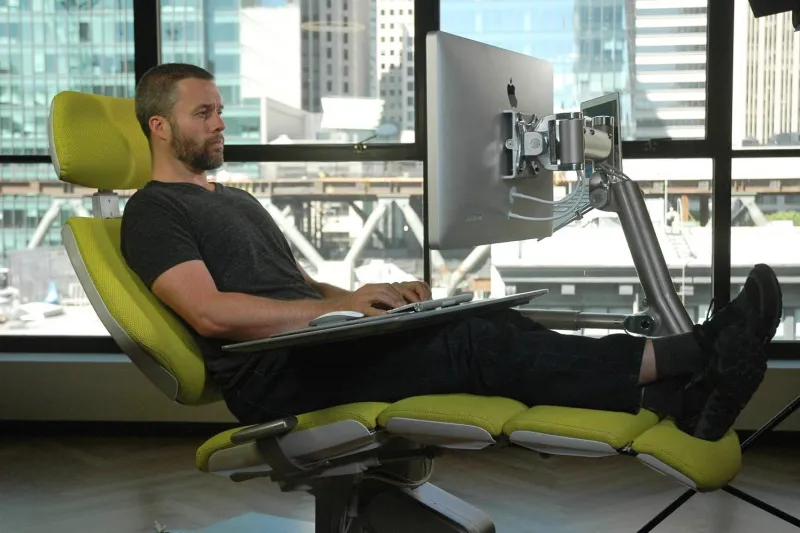 مكتب ذكي يساعد على العمل براحة غير مسبوقة (فيديو)