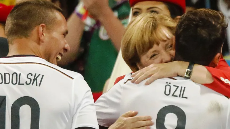 كيف علقت «ميركل»على اعتزال مسعود أوزيل اللعب الدولي؟