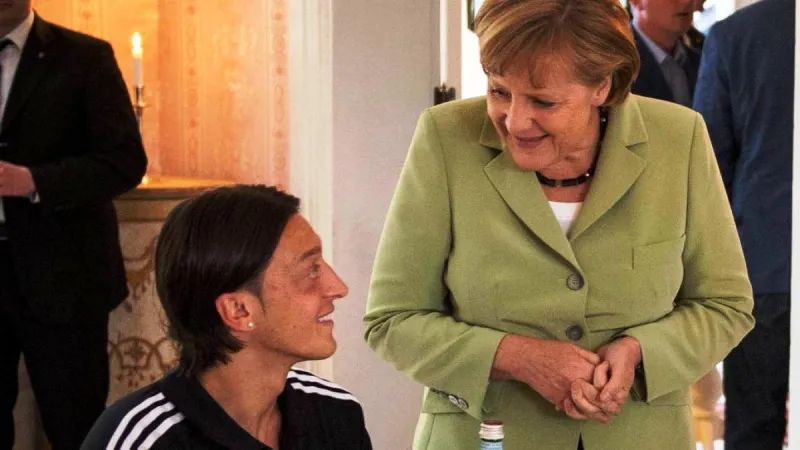 كيف علقت «ميركل»على اعتزال مسعود أوزيل اللعب الدولي؟