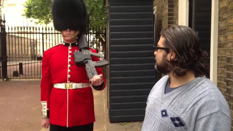 فيديو.. هذا ما يفعله الحرس الملكي البريطاني عندما يغضب من أحدهم!