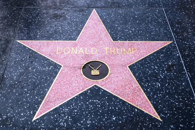شاب يدمر «نجمة ترامب» في هوليوود (صور) 