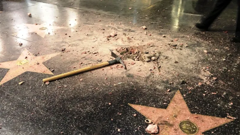 شاب يدمر «نجمة ترامب» في هوليوود (صور) 