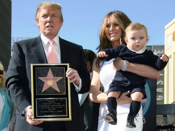 شاب يدمر «نجمة ترامب» في هوليوود (صور) 
