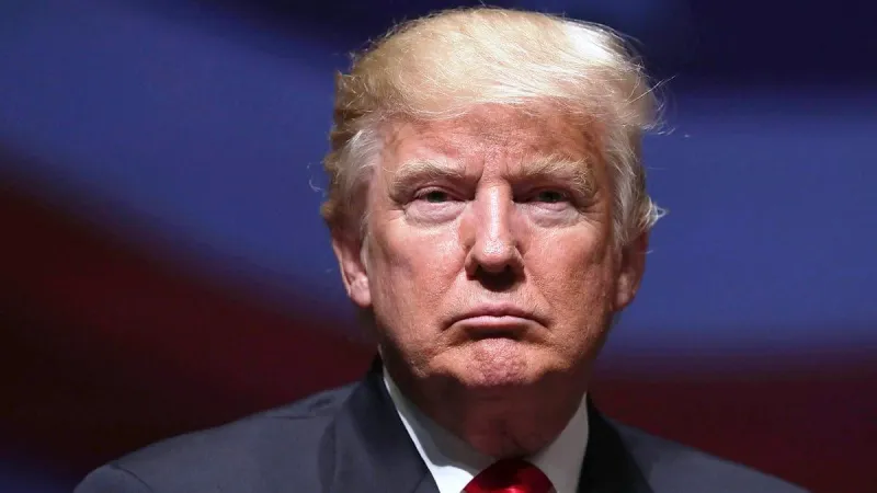 شاب يدمر «نجمة ترامب» في هوليوود (صور) 