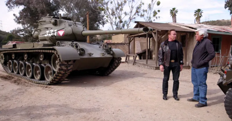 لماذا قاد «آرنولد شوارزنيغر» دبابة عسكرية ؟ (فيديو)