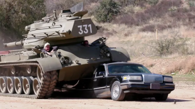 لماذا قاد «آرنولد شوارزنيغر» دبابة عسكرية ؟ (فيديو)