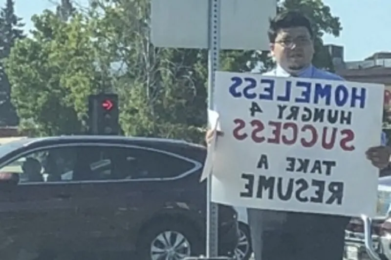 صور مطور ويب مشرد يوزع سيرته الذاتية تنتشر بشكل جنوني في أمريكا