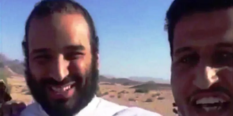 محمد بن سلمان في جولة برية يلتقي بشباب نيوم (فيديو)