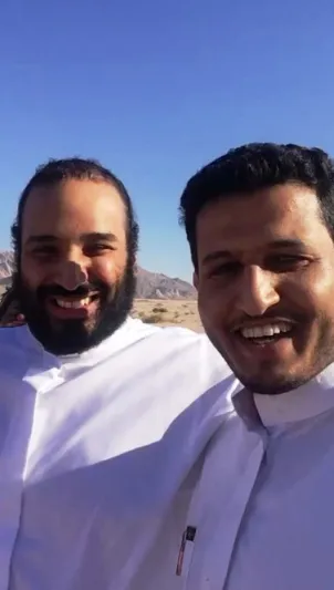 محمد بن سلمان في جولة برية يلتقي بشباب نيوم (فيديو)
