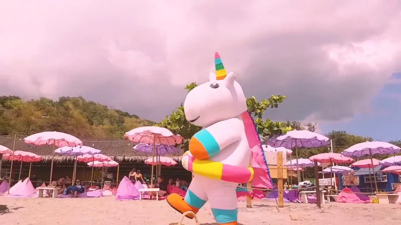 جزيرة يونيكورن العائمة في الفلبين.. سياحة بطعم المرح 