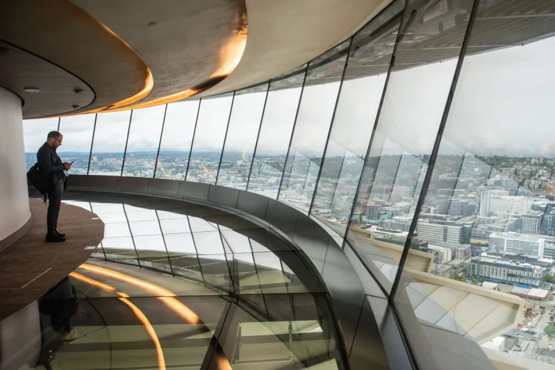 أول برج في العالم بطابق زجاجي دوار (فيديو)