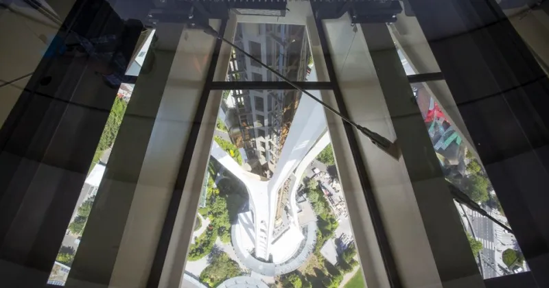 أول برج في العالم بطابق زجاجي دوار (فيديو)