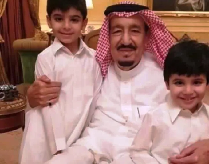 لقطات مميزة للملك سلمان مع حفيده (صور)