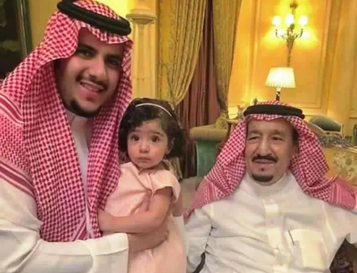 لقطات مميزة للملك سلمان مع حفيده (صور)