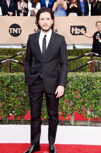 إطلالة نجوم هوليوود بالبدل.. وسامة وأناقة وجاذبية (صور)