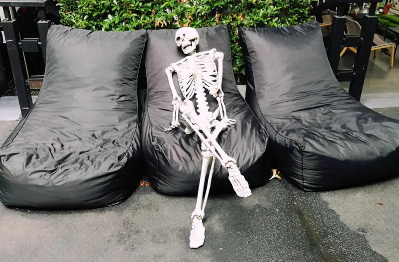 طقوس غريبة داخل مقهى الموت في بانكوك تايلاند