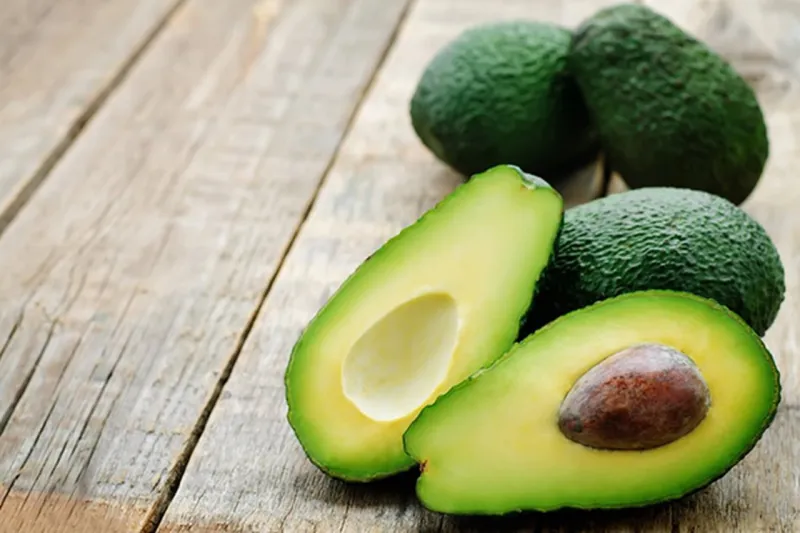 تريد شعرًا كثيفًا وجذابًا؟ طرق طبيعية لعلاج الشعر الخفيف لدى الرجال وزيادة كثافته