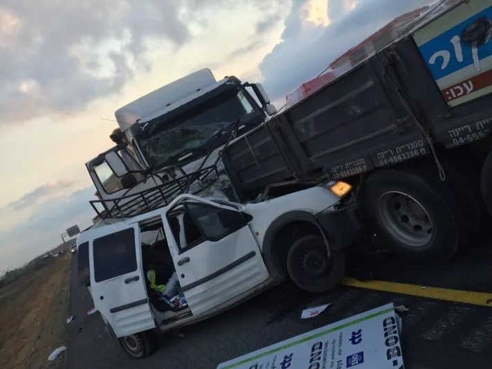 فيديو.. حادث مروع بين شاحنتين وعدة سيارة على طريق سريع
