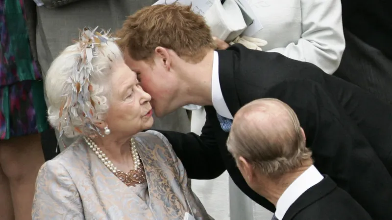 بعد واقعة الحذاء المقطوع.. كم تقدر ثروة الأمير هاري؟