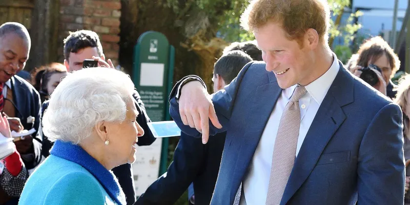 بعد واقعة الحذاء المقطوع.. كم تقدر ثروة الأمير هاري؟