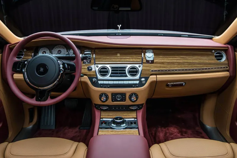 سيارة رولز رويس جوست تتلألأ بالألماس (فيديو)