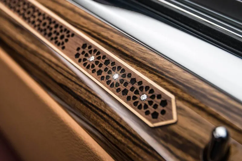 سيارة رولز رويس جوست تتلألأ بالألماس (فيديو)