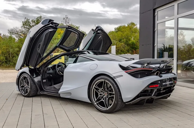 تسلا وماكلارين وحشين في سباق واحد.. فمن المنتصر؟ (فيديو)