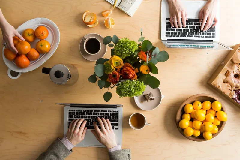 ما العلاقة بين وجبة الغداء والقائد العظيم؟