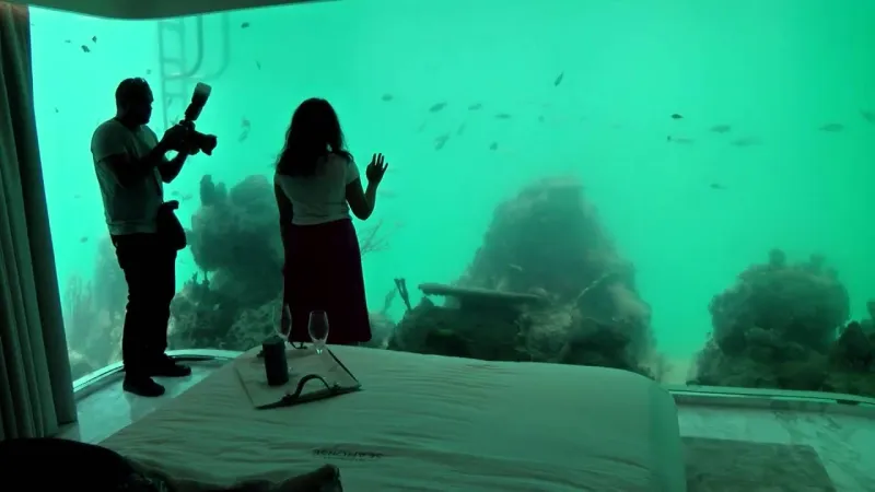 أول منزل عائم من الداخل في دبي (فيديو)