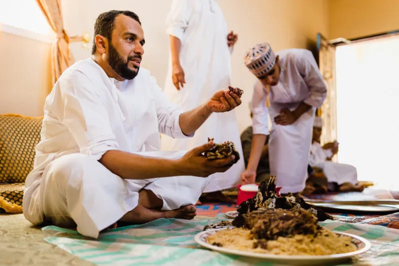 لماذا نفرط في تناول الطعام خلال أيام العيد؟ 