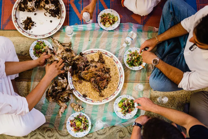 لماذا نفرط في تناول الطعام خلال أيام العيد؟ 