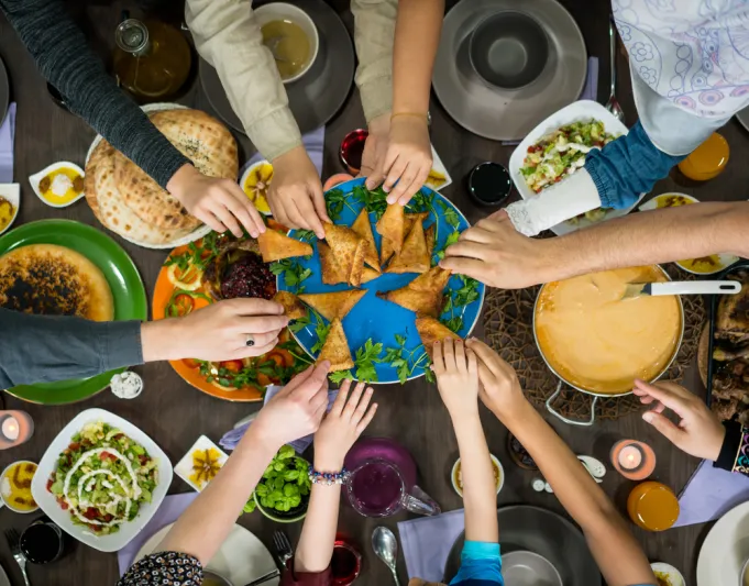 لماذا نفرط في تناول الطعام خلال أيام العيد؟ 