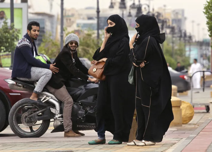 شاركونا في استبيان "سيدتي" "قانون مكافحة التحرش"