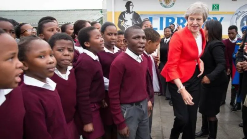 شاهد | رئيسة الوزراء البريطانية تشارك تلاميذ الرقص على أنغام موسيقى أفريقية