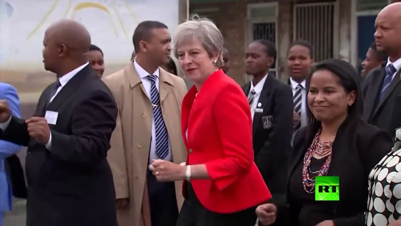 شاهد | رئيسة الوزراء البريطانية تشارك تلاميذ الرقص على أنغام موسيقى أفريقية