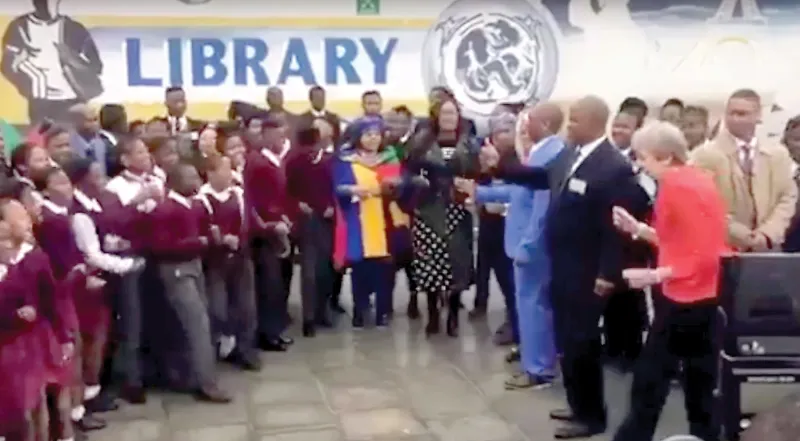 شاهد | رئيسة الوزراء البريطانية تشارك تلاميذ الرقص على أنغام موسيقى أفريقية