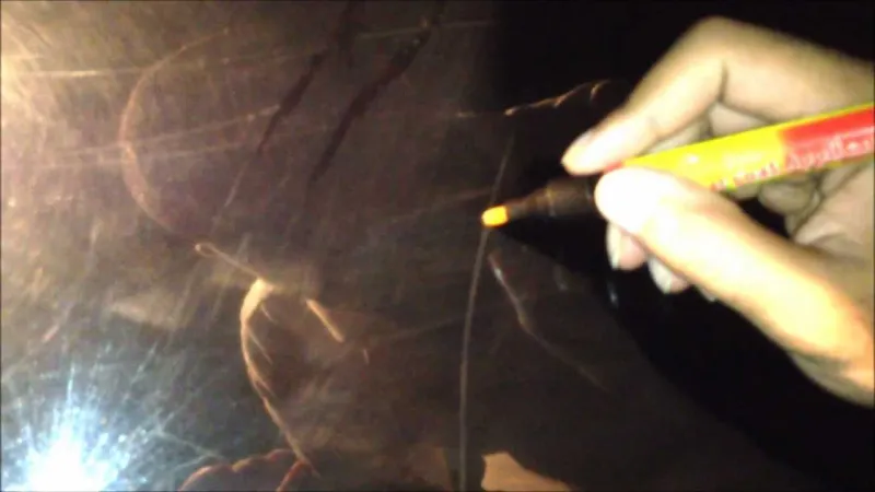 كيف تتخلص من خدوش زجاج سيارتك الأمامي؟