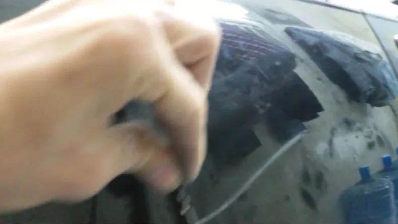 كيف تتخلص من خدوش زجاج سيارتك الأمامي؟